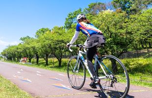 ロードバイクで駆け抜ける男性